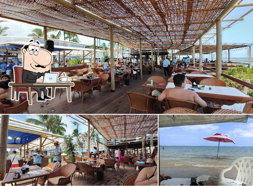 Sente em uma das mesas no Bar da Praia Muro Alto