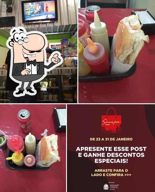 Sente em uma das mesas no Dogão de Maringá - Hot Dog's Prensados