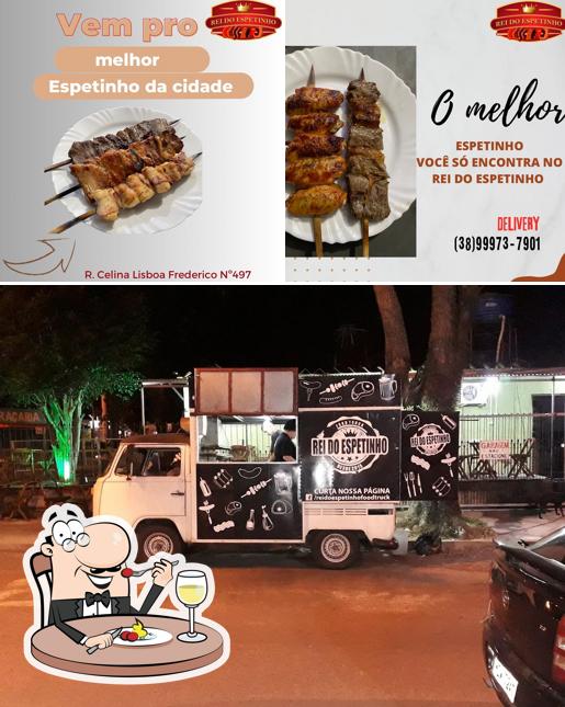 A ilustração da comida e exterior a Rei do Espetinho Granja