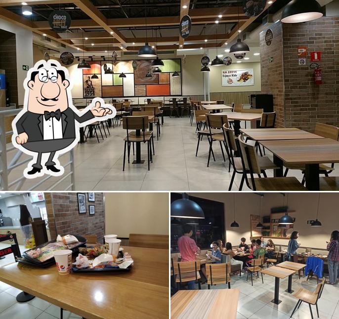 Sente em uma das mesas no Burger King