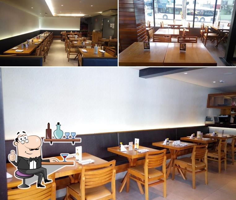 Veja imagens do interior do Itoshii Sushi