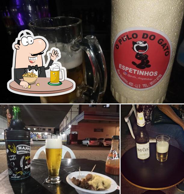 Desfute um copo de cerveja leve ou escura