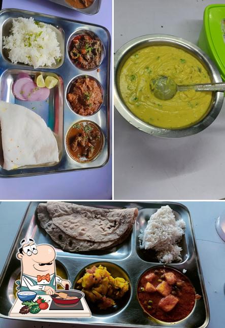 Chicken curry at Sugran Poli Bhaji Kendra (सुगरण पोळी भाजी केंद्र)। Best in Kalwa for Home made food