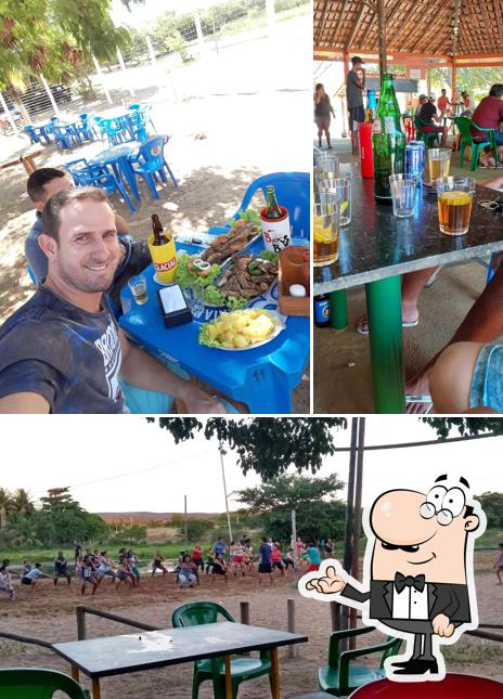 Confira a foto apresentando interior e comida no Bar 40 Graus