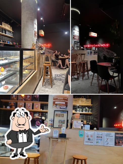 Sente em uma das mesas no Duckbill - Cookies & Coffee