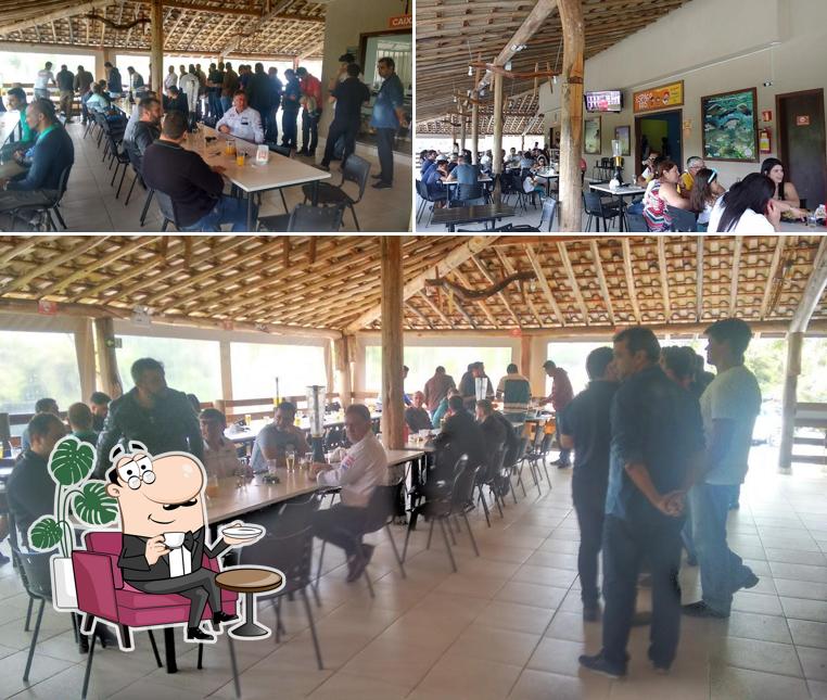 Sente em uma das mesas no Pesque e Pague Carro de Boi