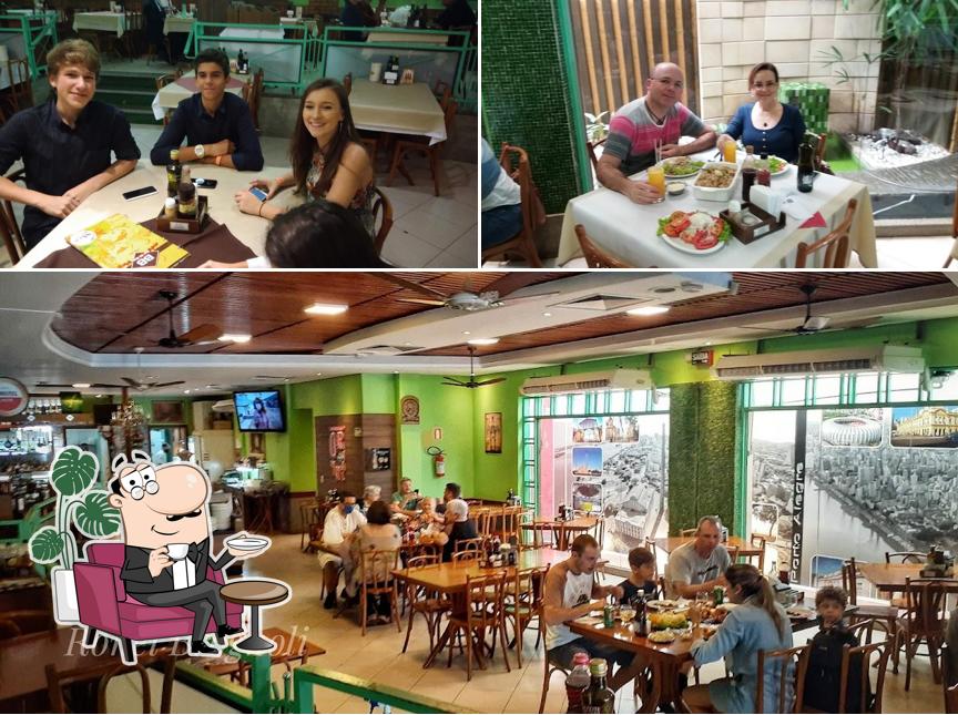 Sente em uma das mesas no Bar do Beto