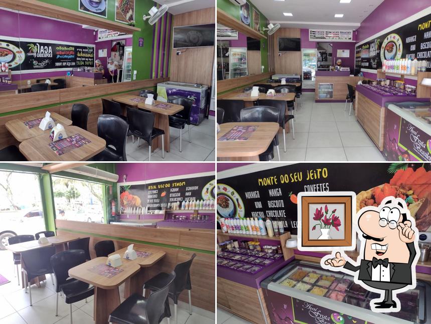 Sente em uma das mesas no Açaí Natural Fit Premium