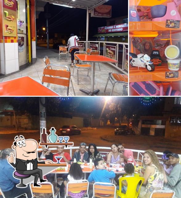 Sente em uma das mesas no Ravi's Pavuna