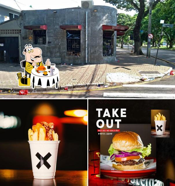 A comida e exterior do restaurante