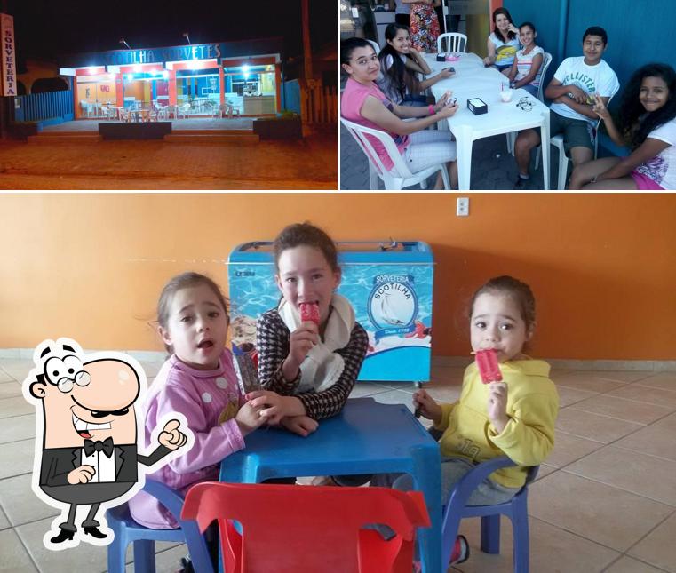 Sente em uma das mesas no Scotilha Sorvetes