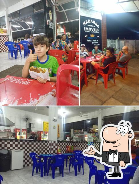 Sente em uma das mesas no Prensadão Lanches