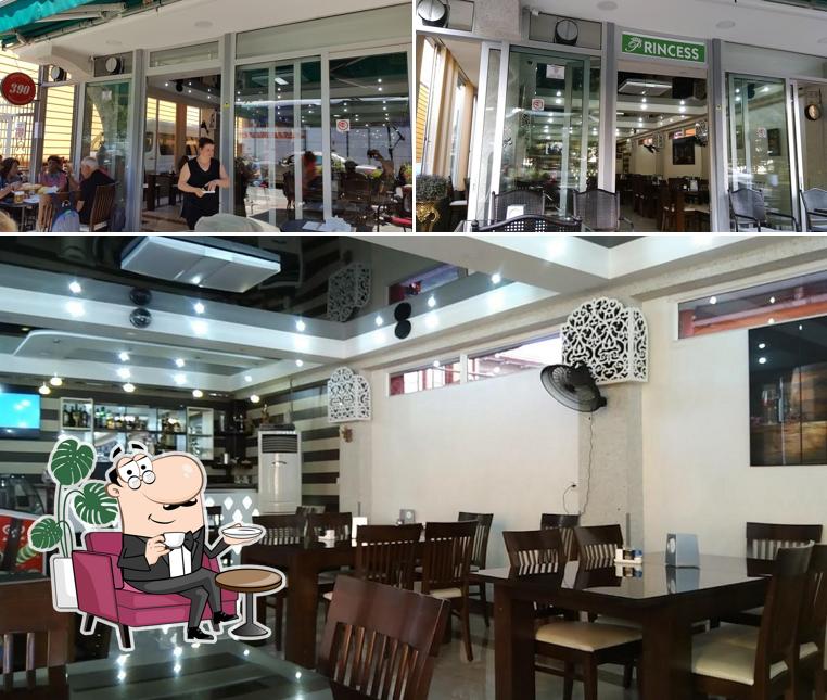 Installez-vous à l'une des tables de Princessa