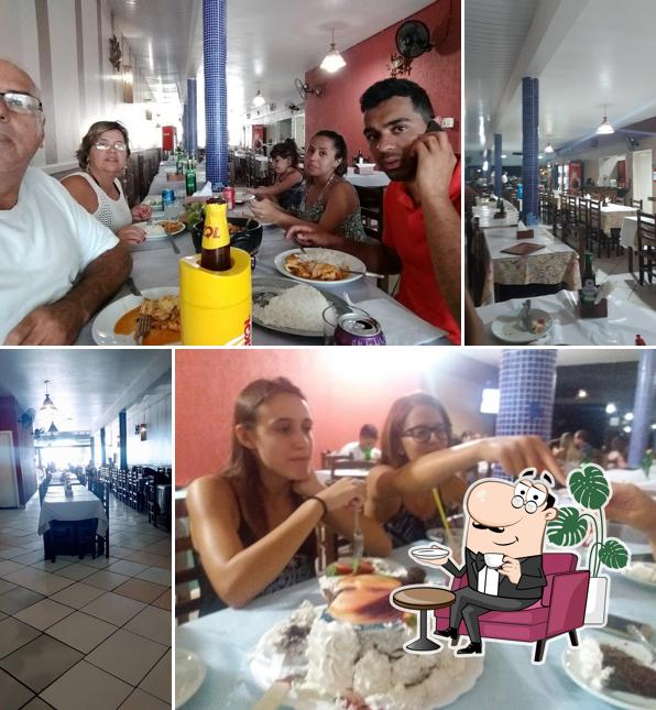 Sente em uma das mesas no Restaurante e Pizzaria Marlin Azul
