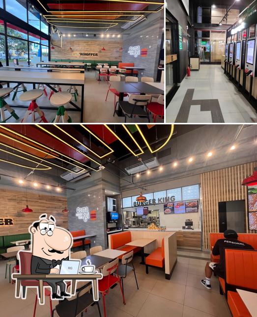 Sente em uma das mesas no Burger King
