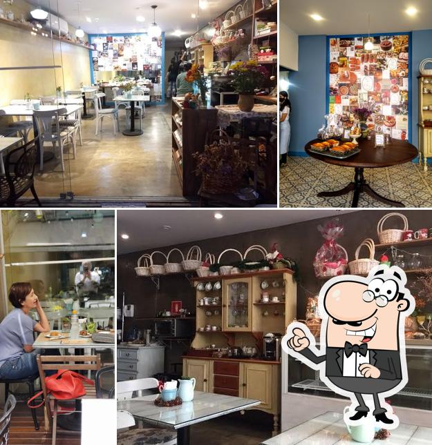 Sente em uma das mesas no Oui com Uai Quituteria e Café