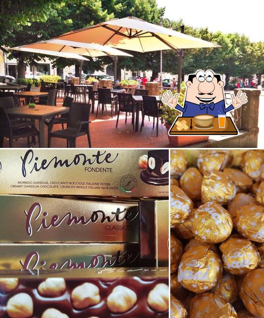 Tra le varie cose da Bar Cavour si possono trovare la cibo e tavolo da pranzo