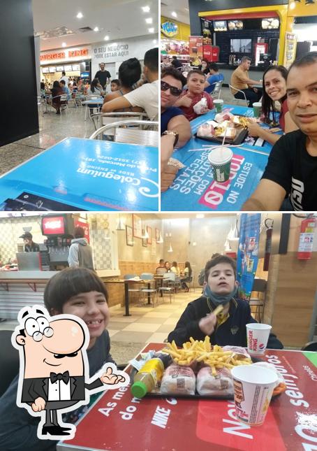 Sente em uma das mesas no Burger King