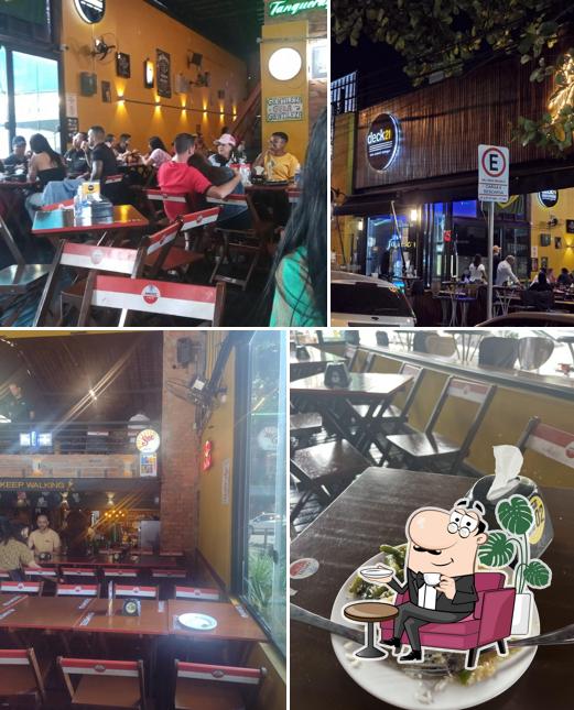 Sente em uma das mesas no Deck 21