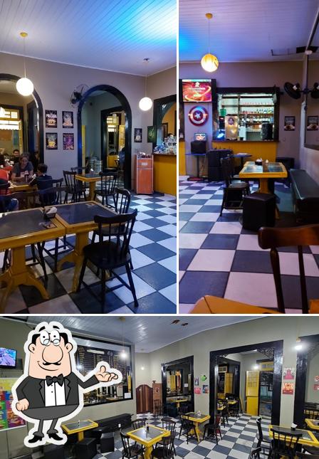 O interior do Paulada Lanches e pub