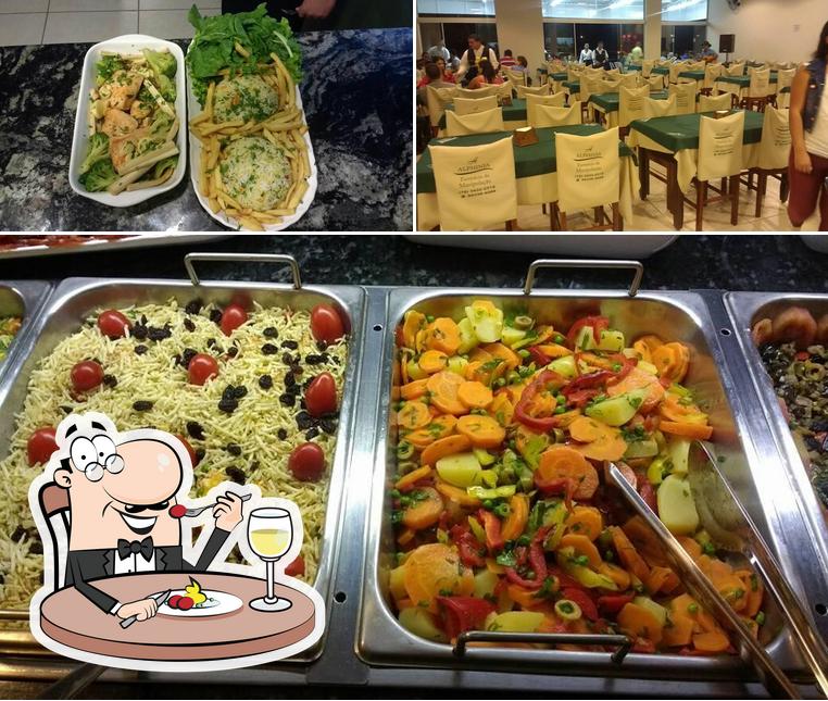 A foto da comida e interior no Traíra Restobar