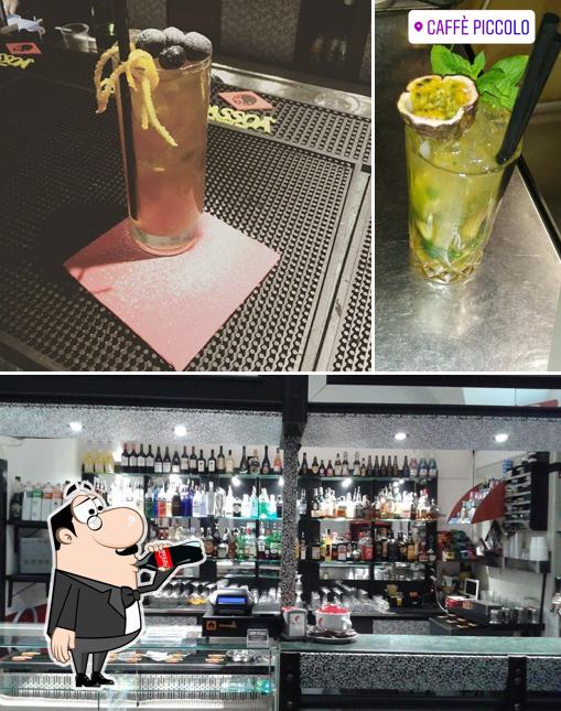 La immagine di bevanda e bancone da bar da Caffè Piccolo