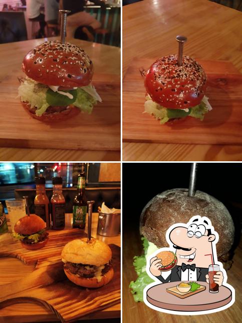 Peça um hambúrguer no Soroko's Bar