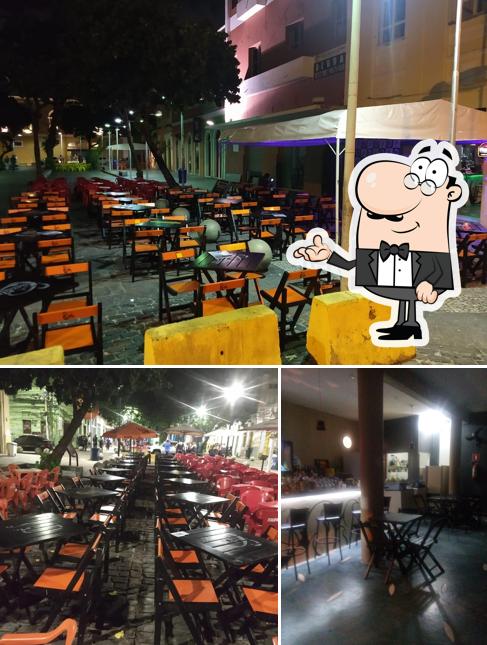 Sente em uma das mesas no Rota do Marujo Bar Rest e Eventos-Praça da Moeda -Recife Antigo