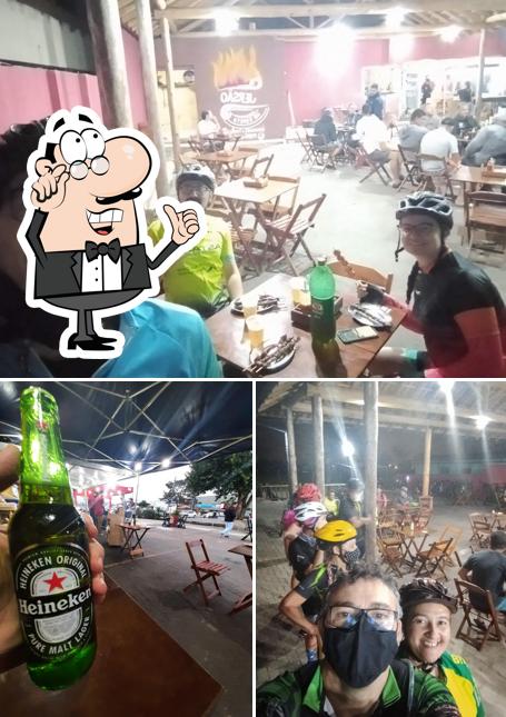 Sente em uma das mesas no Jersão do Espeto