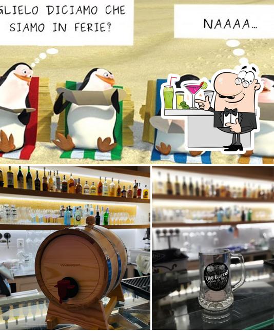 Guarda la foto che presenta la bancone da bar e cibo di The Barrel - wine & beer cafè