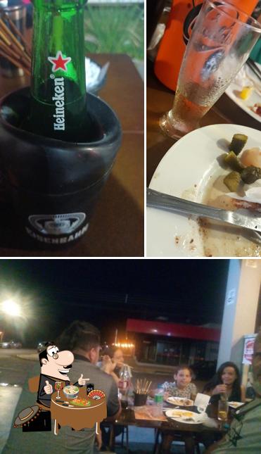 Dê uma olhada a imagem mostrando comida e bebida a Mais Que Gula