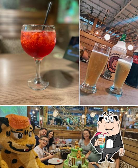 Entre diferentes coisas, bebida e interior podem ser encontrados no Mundo Animal Lanchonete Temática Contagem - Comidas e Bebidas