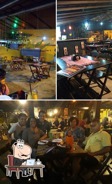 Dê uma olhada a imagem apresentando interior e balcão de bar a Los Biff's Restaurante e pizzaria