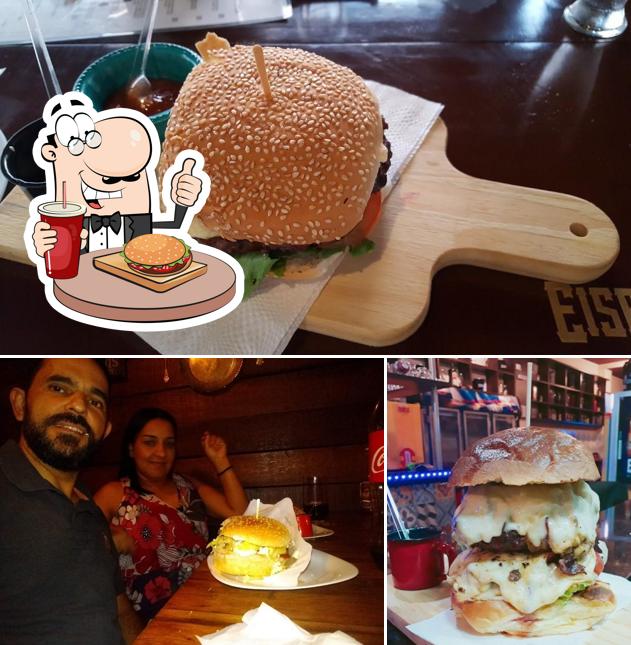 Experimente um dos hambúrgueres disponíveis no Ribs Bar.B.Q Hamburgueria & Costelaria