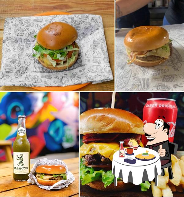 Delicie-se com um hambúrguer no Revolution Burguer & Chopp - Jundiaí