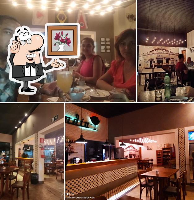 Sente em uma das mesas no Cinelândia Bar e Restaurante