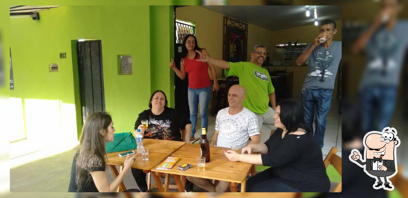 Sente em uma das mesas no Cia do Rango