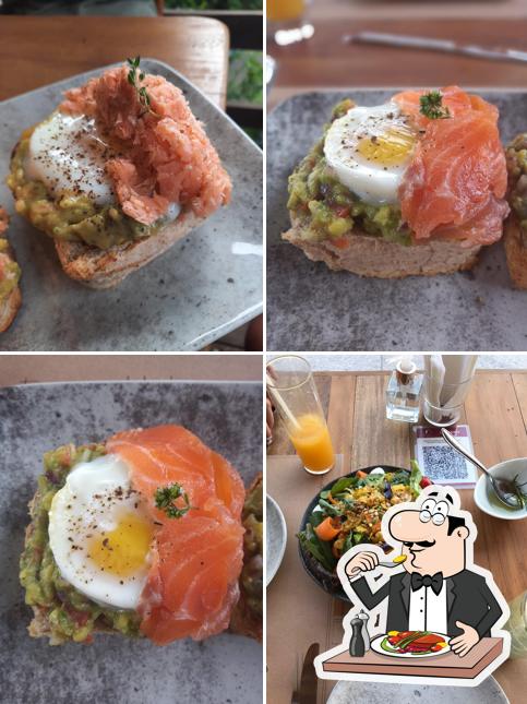 Torrada com abacate em Vila Sabará