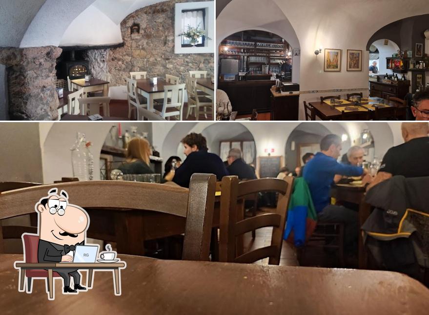 Dai un'occhiata agli interni di Osteria ä Töpia