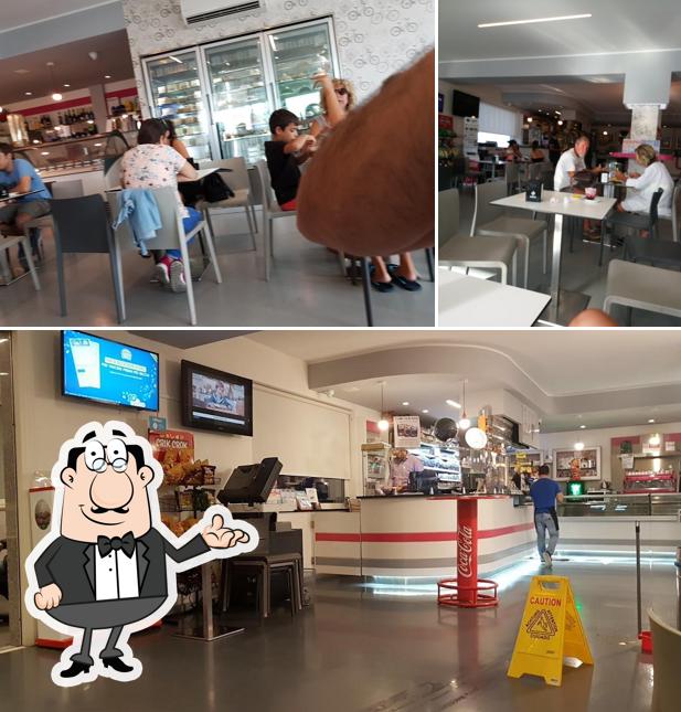 Dai un'occhiata agli interni di Bar Fucsia