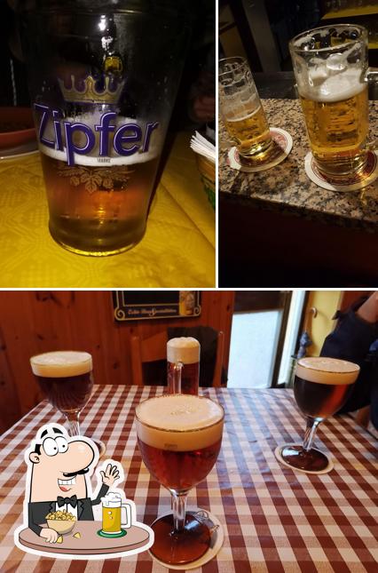 Puoi ordinare un rinfrescante bicchiere di birra chiara o scura