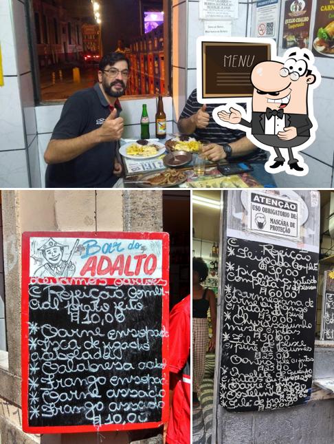 A ilustração da quadro-negro e mesa de jantar no Bar do Adalto