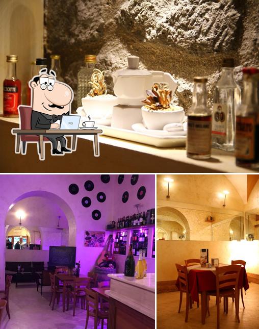 Guarda la immagine che presenta la interni e tavolo da pranzo di Pausa Caffè - Wine & Cocktail Bar