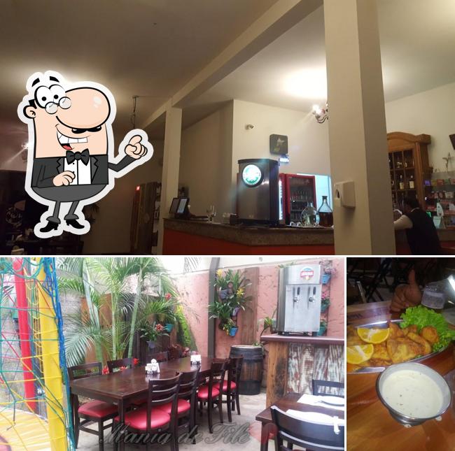 Sente em uma das mesas no Mania de Filé Bar e Restaurante