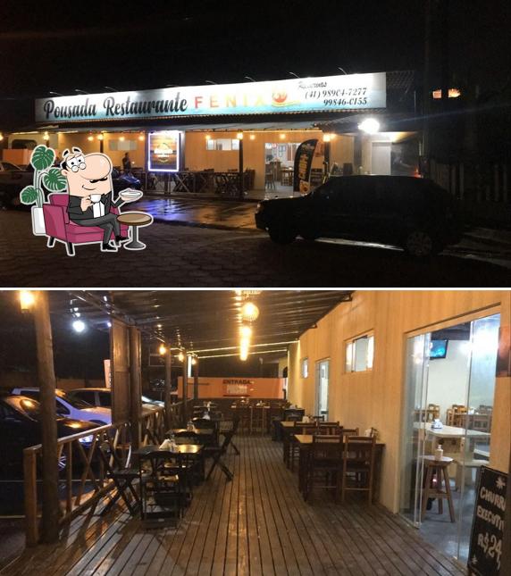 Sente em uma das mesas no Churrascaria E Parrilla Fênix