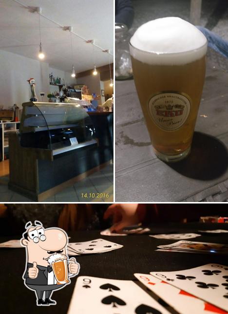 Puoi prenderti un rinfrescante bicchiere di birra chiara o scura