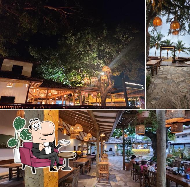 O interior do Comune Restaurante e Bar em Búzios