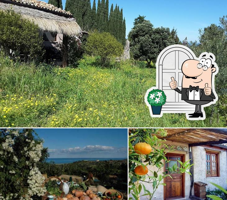 Puoi goderti l'aria fresca da seduto all'esterno di Agriturismo Guarnera