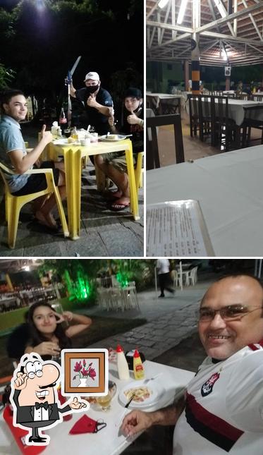 Sente em uma das mesas no Restaurante e Pizzaria Pirão de Queijo