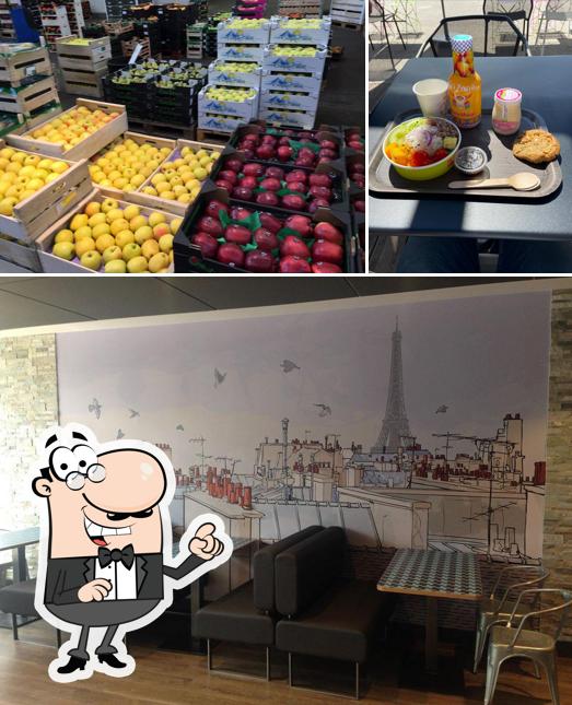 Installez-vous à l'une des tables de RUSTIK